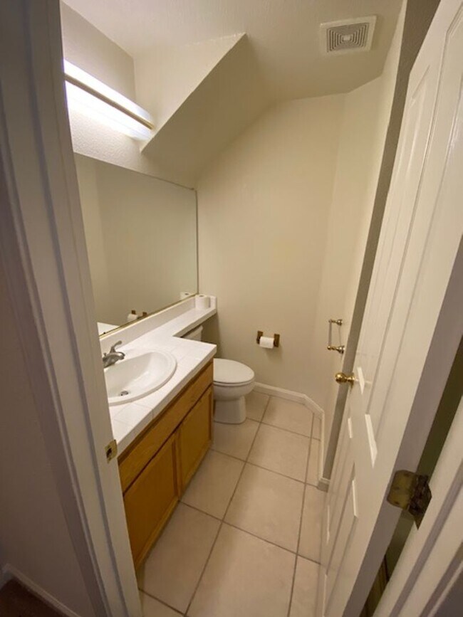 Building Photo - Rare Find! 5 bedroom spacious family home in a gated community Roseville.