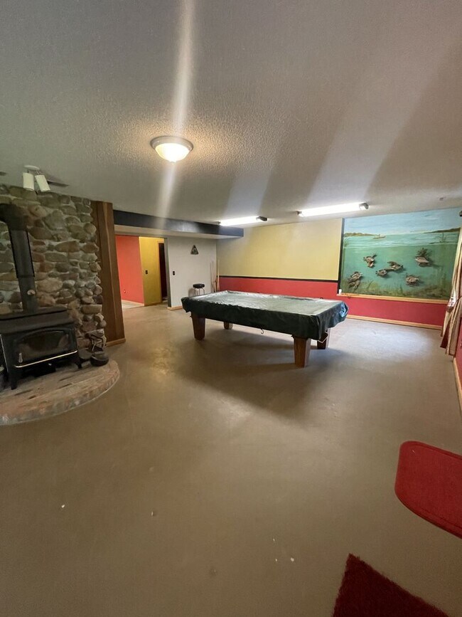 Building Photo - Spacious country Home on 13 acres