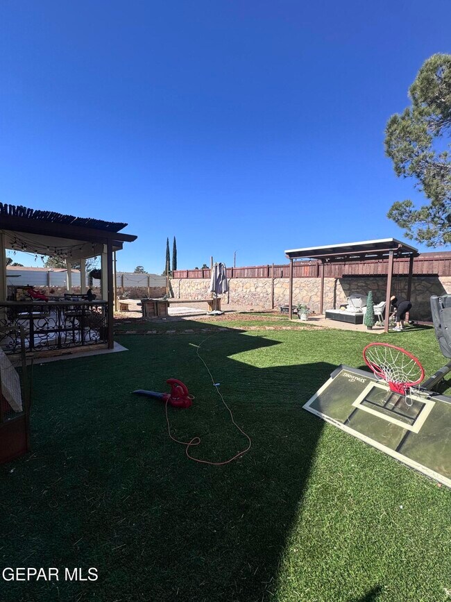 Building Photo - 701 Porras Dr