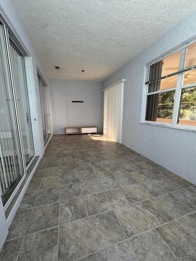 Building Photo - 822 NW Sorrento Ln