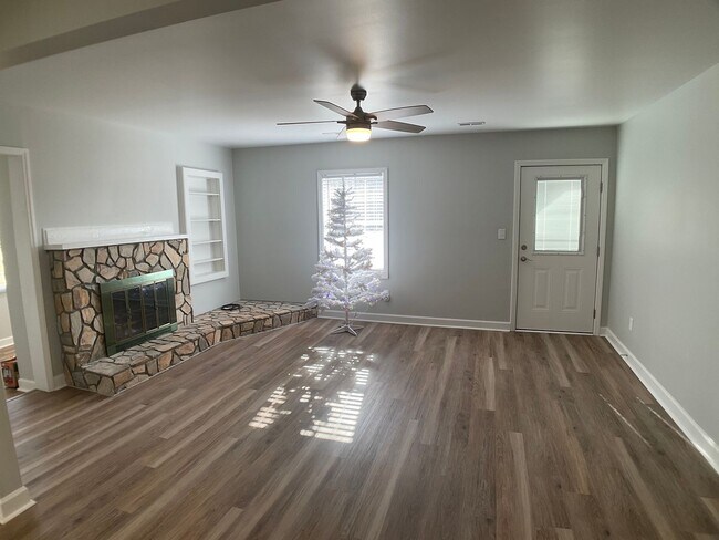 Building Photo - Modern Comfort and Convenience in the Heart of Durham