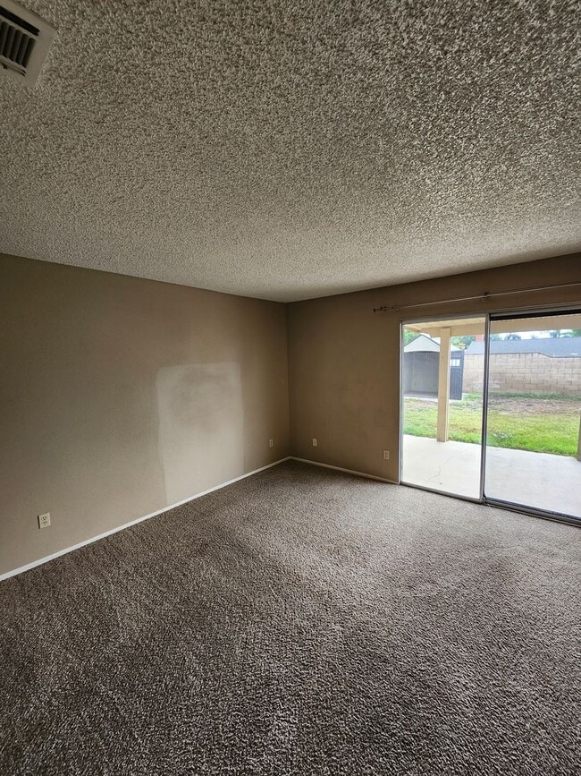 Building Photo - Inviting 3-Bedroom Home