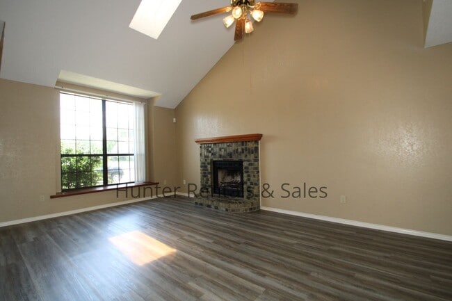 Building Photo - Two-Story Living!