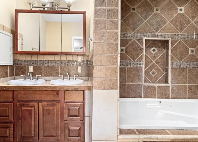 Building Photo - 5470 Spencer Dr