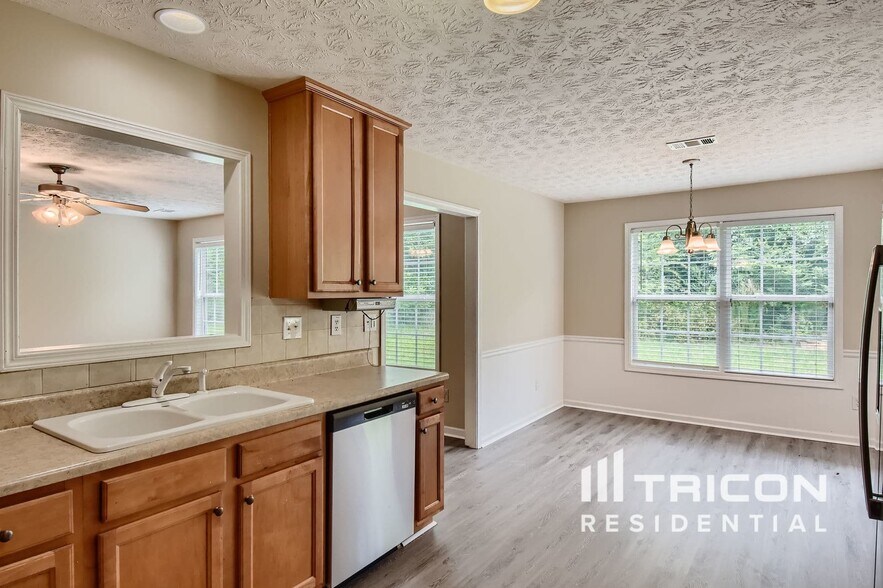 Building Photo - 828 Redan Way
