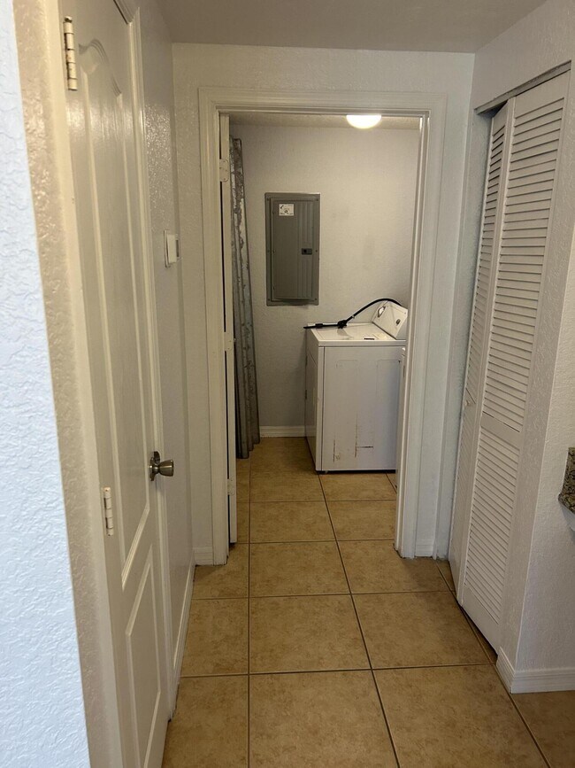 Building Photo - 130 SW Peacock Blvd