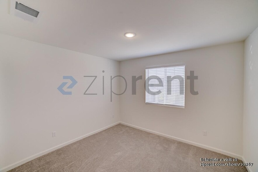 Building Photo - Unit