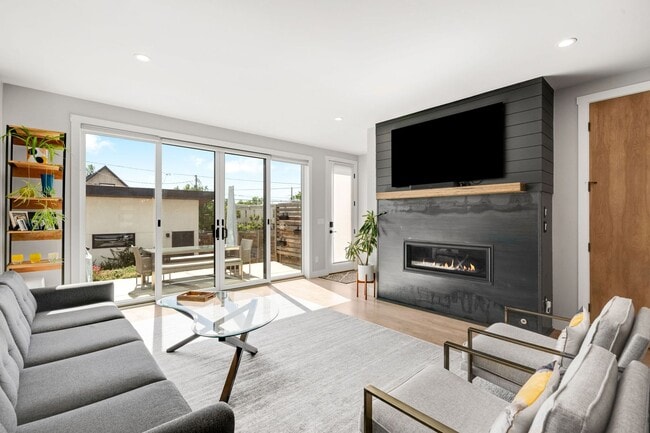 Building Photo - Luxury 4BD, 5BA Duplex in LoHi with Covered Rooftop Deck