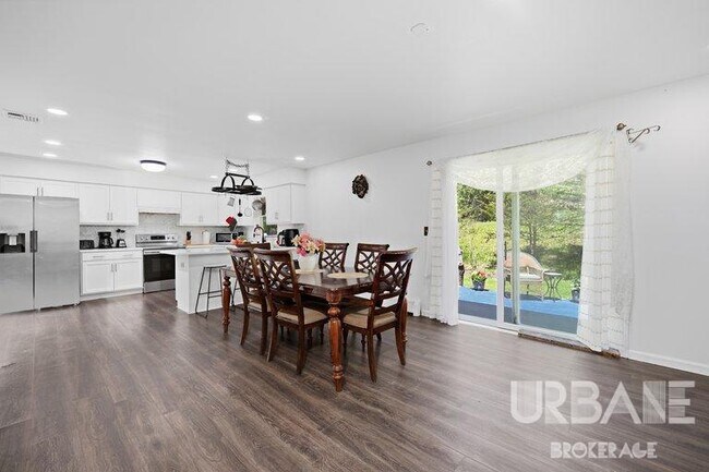 Building Photo - Stunning Mid Century American Ranch