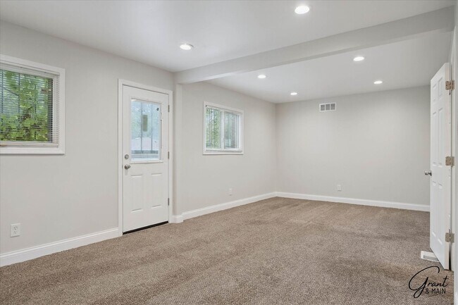 Building Photo - $1625 Fully remodeled, spacious 4 bedroom ...