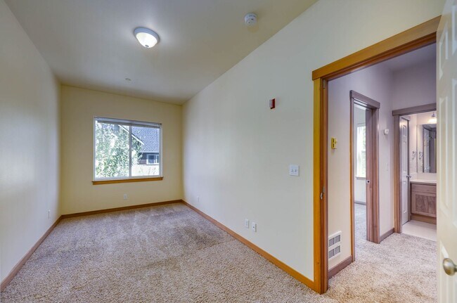 Building Photo - August Rent 50% Off  - Courtyards Condominium unit in Town