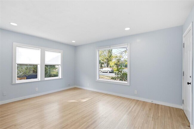 Building Photo - 905 E 53rd St