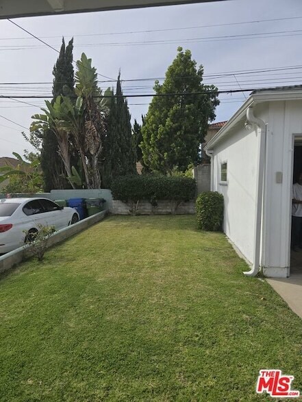 Building Photo - 6243 S Fairfax Ave