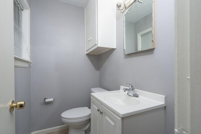 Building Photo - 4915 Hialeah Dr