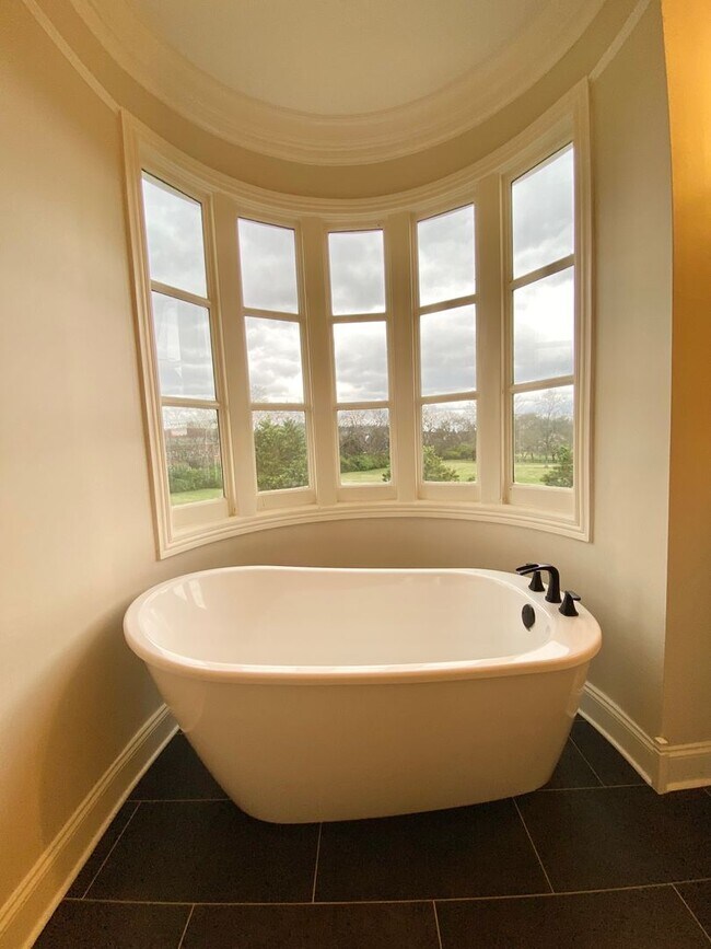 Building Photo - 5000 Square Feet on 7 Acres in Heart of Franklin