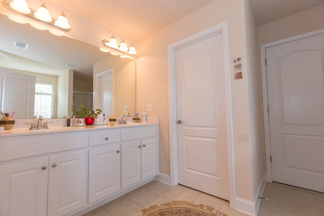 Building Photo - Spectacular 3 Bedroom 2 Bath House in Ocon...