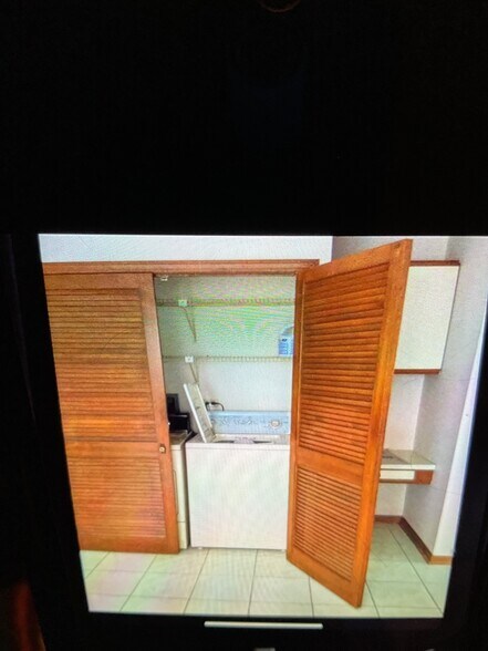 Building Photo - 933 S Western Ave