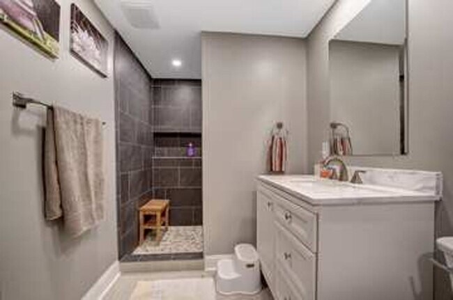 Building Photo - Beautiful Home in Cincinnati!!