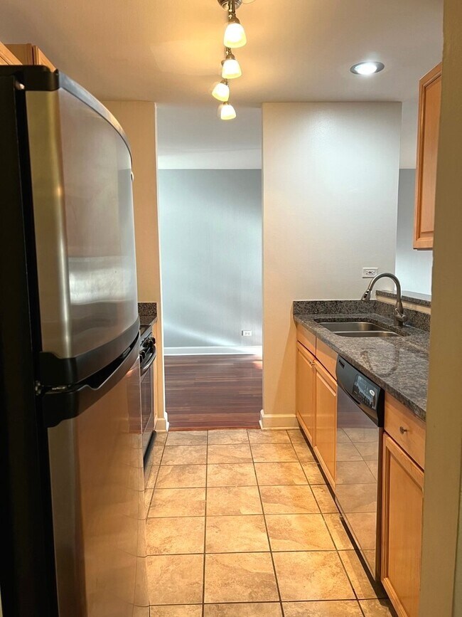 Building Photo - 1931 Prairie Square