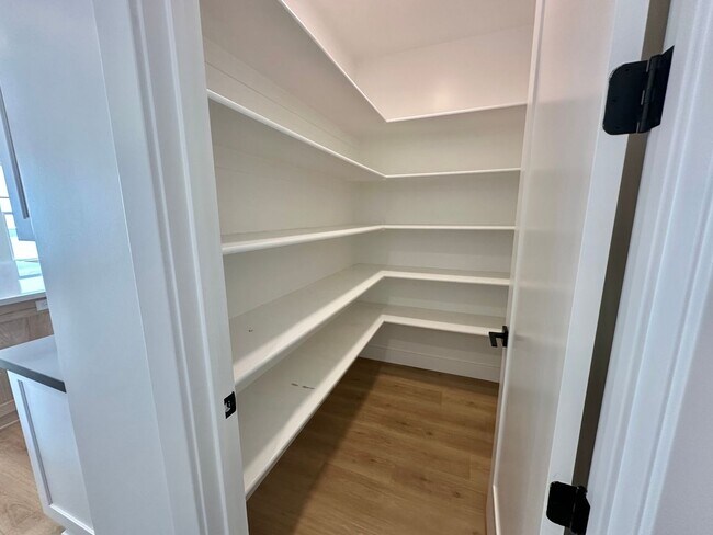 Building Photo - Gorgeous 5 Bed 3.5 Bath Home at Daybreak I...