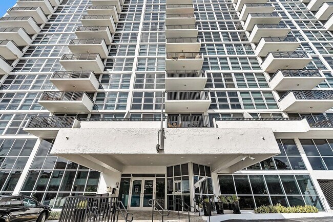 Building Photo - 525 N Ocean Blvd