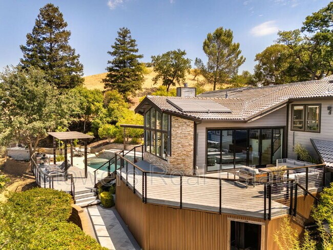 Building Photo - 357 La Casa Via