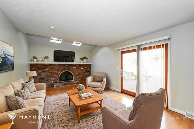 Building Photo - Bright 4-Bed Retreat