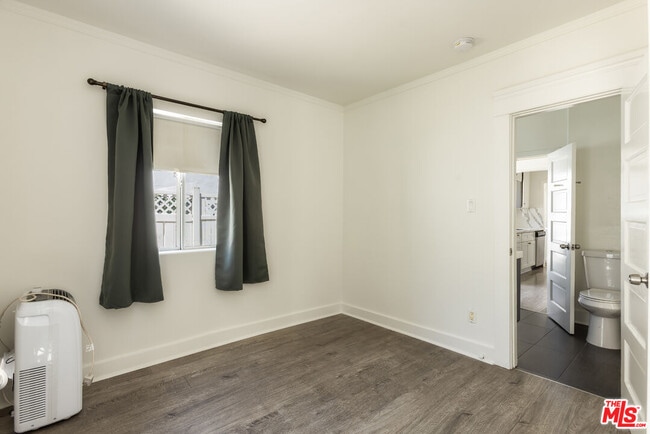 Building Photo - 1553 N Stanley Ave