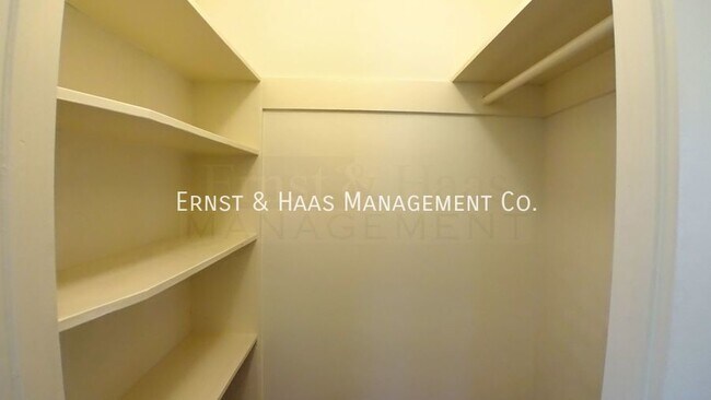 Building Photo - Beautiful Duplex Apartment in Prime Bixby ...
