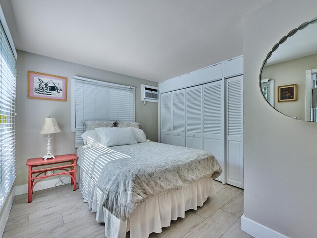 Building Photo - 301 NW 3rd Ct