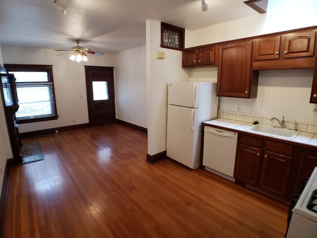 Building Photo - 123 E Exposition Ave