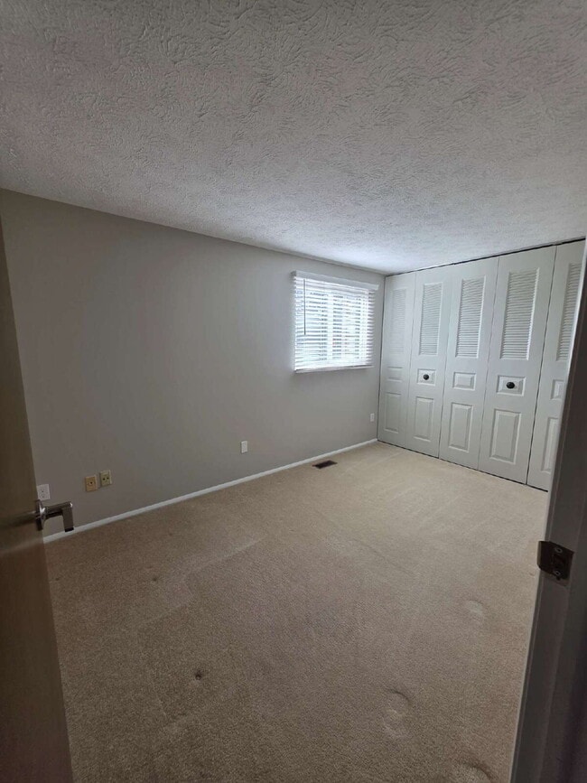 Building Photo - "Charming 2-Bedroom Townhouse Retreat in Venetia"