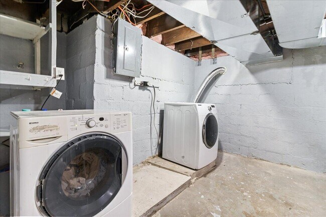 Building Photo - 40 S Richardson Ave