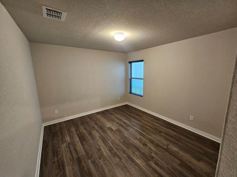 Building Photo - 6906 Emerald Valley