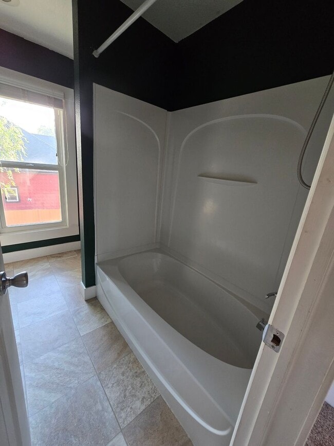 Building Photo - 2 Bed 1.5 Bath