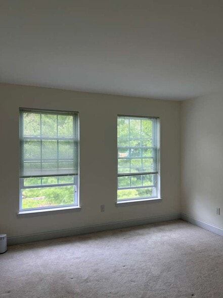 Building Photo - 15 Bobrick Rd