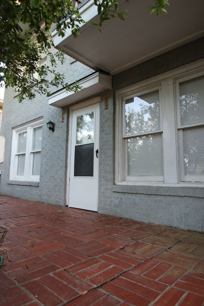 Building Photo - Charming 2/1 Downstairs Apartment Unit w/ ...
