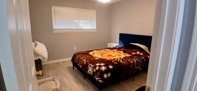 Building Photo - 2201 Timberline Dr