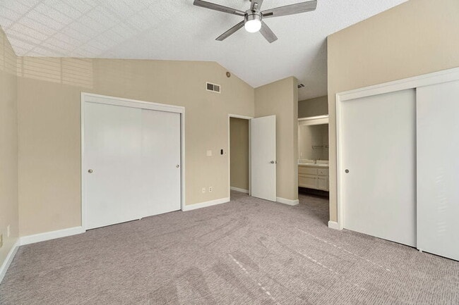 Building Photo - 6733 N Warren Ave