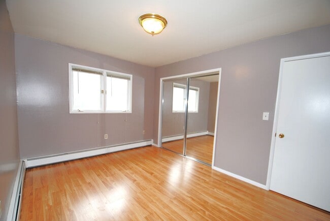 Building Photo - Gorgeous 4 bed / 2 bath with Heated Garage