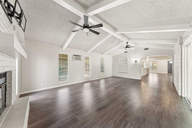 Building Photo - 4402 Seabreeze Dr