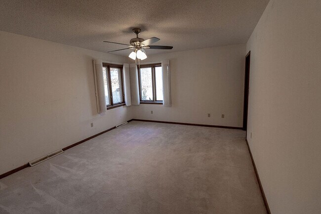 Building Photo - 401 Cedar Ln