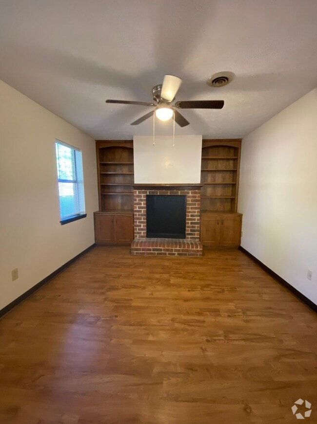 Building Photo - 113/115 St Andrews Ct