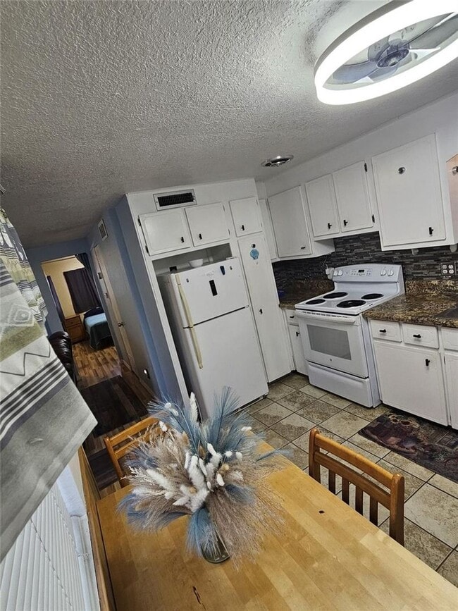 Building Photo - Regency Cove 55+ Gated Community - Charmin...