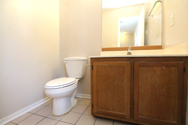 Building Photo - Charming Townhome with Fireplace & Fenced ...