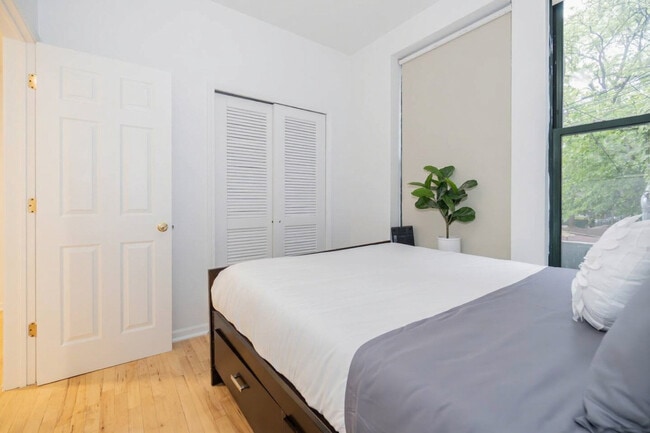 Building Photo - 2544 N Burling St