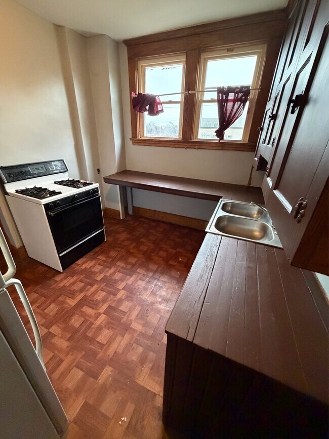 Building Photo - 737 Lake Dr