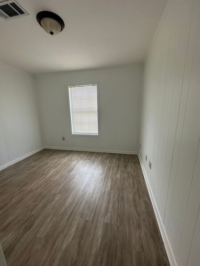 Building Photo - Updated 3 Bedroom 1.5 Bath Home in Gray