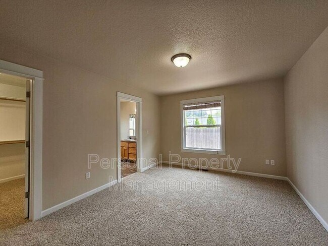 Building Photo - 11809 NE 26th Pl