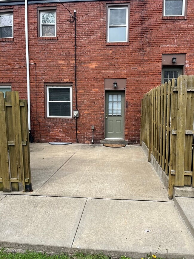 Building Photo - 2 bedroom 1 bath townhouse, Mt Washington